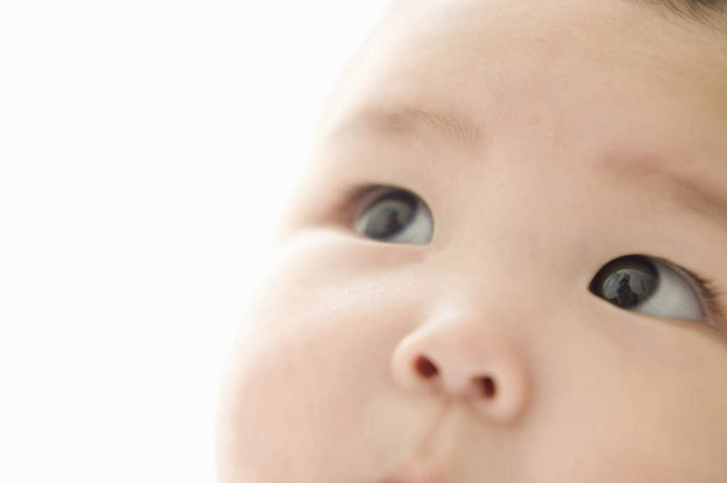 东方人,婴儿,儿童,脸,头,脸颊,一个人,坐,横图,室内,特写,白天,白色背景,正面,纯洁,亚洲,仅一个人,服装,朦胧,模糊,注视,休闲装,黄种人,小孩,衣服,观察,看,休闲,休闲服,可爱,摄影,服饰,活泼,影棚,观看,察看,关注,宝宝,纯真,烂漫,无邪,伶俐,天真,亚洲人,孩子,头部,脸部,脸蛋,面部,坐着,半身,彩图,影棚拍摄,拍摄