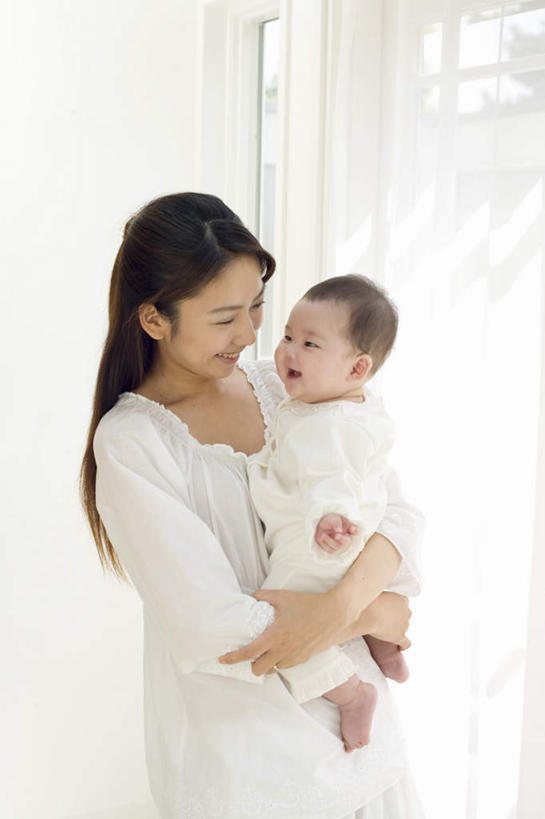 东方人,婴儿,儿童,两个人,家庭,母亲,站,抱,笑,微笑,露齿笑,竖图,室内,白天,侧面,纯洁,窗帘,亚洲,握,服装,朦胧,模糊,墙,拿,拿着,注视,休闲装,黄种人,墙壁,墙面,小孩,衣服,观察,看,站着,休闲,温暖,温馨,一家人,休闲服,可爱,母爱,童年,童趣,握着,服饰,活泼,抱着,观看,和睦,察看,搂着,关注,宝宝,童真,纯真,烂漫,无邪,母婴,伶俐,天真,年轻女性,女人,女性,亚洲人,孩子,年轻人,怀抱,搂,搂抱,相抱,拥抱,站立,半身,彩图,融洽