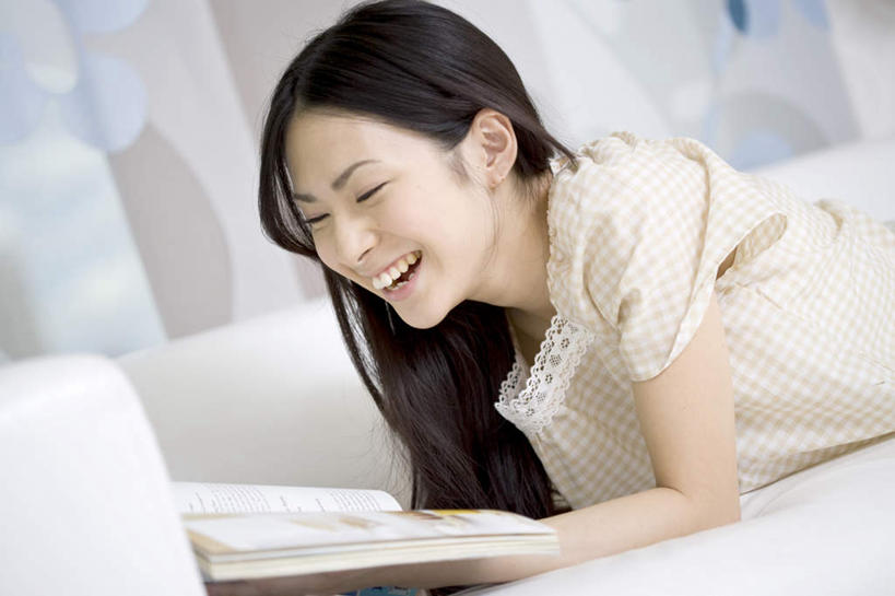 东方人,一个人,躺,笑,微笑,露齿笑,横图,俯视,室内,白天,窗户,窗帘,落地窗,沙发,书籍,亚洲,仅一个年轻女性,仅一个女性,仅一个人,握,服装,朦胧,模糊,墙,拿,拿着,注视,休闲装,黄种人,玻璃窗,墙壁,墙面,衣服,观察,看,趴着,休闲,休闲服,握着,服饰,观看,察看,关注,布艺沙发,卧着,年轻女性,女人,女性,亚洲人,书,图书,趴,躺着,卧,半身,彩图,高角度拍摄