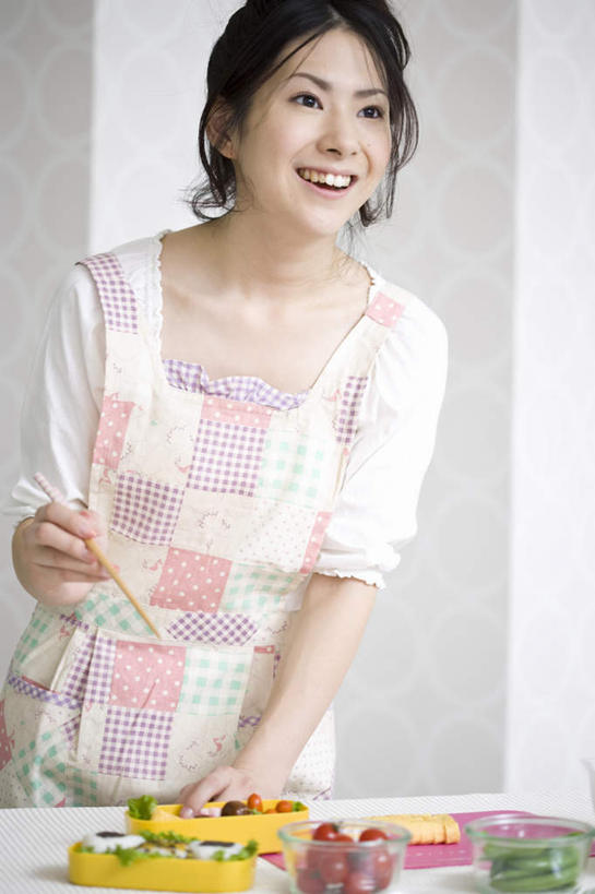 盒饭,寿司,东方人,一个人,站,举,笑,微笑,露齿笑,竖图,室内,白天,正面,厨房,筷子,桌子,蔬菜,西红柿,餐具,亚洲,仅一个年轻女性,仅一个女性,仅一个人,一堆,许多,握,堆积,服装,新鲜,便当,围裙,墙,食品,拿,拿着,注视,休闲装,黄种人,文化,传统,墙壁,墙面,食物,衣服,观察,看,托,站着,休闲,休闲服,便捷,握着,服饰,有机食品,绿色食品,观看,堆,礼节,察看,便利,关注,礼仪,快捷,弁当,年轻女性,女人,女性,亚洲人,进餐用具,番茄,举起,举手,举着,向上举,向上伸,向上托,站立,半身,彩图,灶间