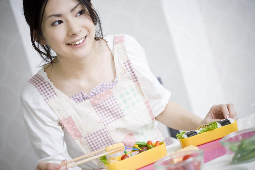 盒饭,寿司,东方人,一个人,站,笑,微笑,露齿笑,横图,室内,白天,正面,厨房,筷子,桌子,蔬菜,西红柿,餐具,亚洲,仅一个年轻女性,仅一个女性,仅一个人,一堆,许多,握,堆积,服装,新鲜,便当,围裙,墙,食品,拿,拿着,注视,休闲装,黄种人,文化,传统,墙壁,墙面,食物,衣服,观察,看,站着,休闲,休闲服,便捷,握着,服饰,有机食品,绿色食品,观看,堆,礼节,察看,便利,关注,礼仪,快捷,弁当,年轻女性,女人,女性,亚洲人,进餐用具,番茄,站立,半身,彩图,灶间