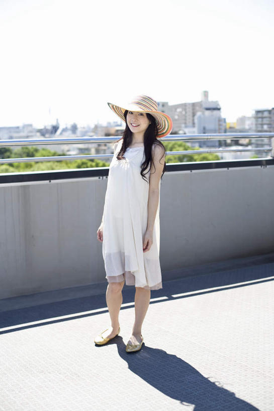 东方人,一个人,高楼大厦,栏杆,站,笑,微笑,露齿笑,竖图,室外,白天,正面,裙子,度假,美景,树林,植物,城市风光,城市,大厦,建筑,摩天大楼,帽子,亚洲,仅一个年轻女性,仅一个女性,仅一个人,许多,阴影,连衣裙,光线,草帽,影子,景观,围栏,注视,黄种人,娱乐,建设,护栏,树,树木,蓝色,绿色,白色,蓝天,天空,阳光,自然,天,观察,看,站着,享受,休闲,景色,放松,生长,晴朗,成长,观看,察看,关注,自然风光,万里无云,年轻女性,女人,女性,亚洲人,晴空,晴空万里,站立,彩图,全身,大楼,高层建筑,高楼,摩天楼