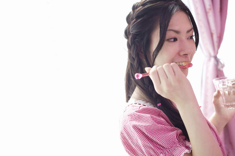 东方人,一个人,站,举,横图,室内,白天,侧面,窗户,窗帘,杯子,亚洲,仅一个年轻女性,仅一个女性,仅一个人,握,睡衣,服装,朦胧,模糊,牙刷,拿,拿着,注视,休闲装,黄种人,刷牙,玻璃窗,玻璃制品,衣服,水杯,观察,看,托,站着,休闲,休闲服,握着,服饰,观看,察看,关注,寝衣,年轻女性,女人,女性,亚洲人,玻璃杯,举起,举手,举着,向上举,向上伸,向上托,站立,半身,彩图