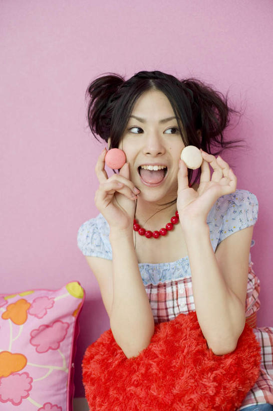 东方人,一个人,坐,举,笑,微笑,露齿笑,竖图,室内,白天,正面,靠垫,亚洲,仅一个年轻女性,仅一个女性,仅一个人,握,服装,墙,食品,糖,糖果,甜点,甜品,靠枕,软糖,拿,拿着,注视,休闲装,黄种人,墙壁,墙面,食物,衣服,粉色,垫子,枕头,甜食,观察,看,托,张嘴,休闲,休闲服,握着,服饰,观看,察看,关注,张大嘴巴,年轻女性,女人,女性,亚洲人,张开嘴,举起,举手,举着,向上举,向上伸,向上托,坐着,半身,彩图