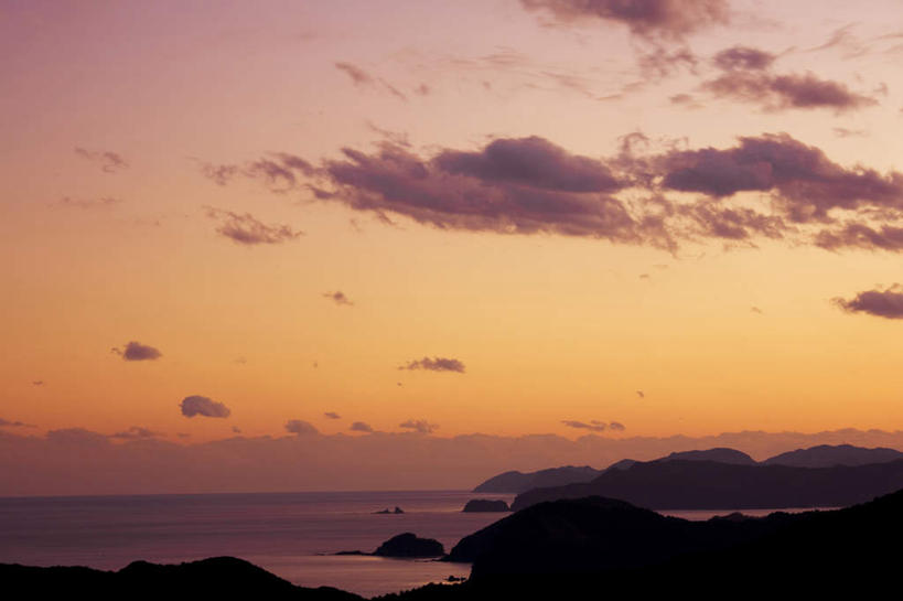 无人,横图,俯视,航拍,室外,白天,旅游,度假,岛屿,海浪,海洋,美景,日落,树林,植物,日本,亚洲,许多,朦胧,模糊,景观,浪花,晚霞,霞光,落日,背光,娱乐,树,树木,绿色,自然,海水,黄昏,享受,休闲,景色,彩霞,放松,生长,成长,鸟瞰,自然风光,逆光,海景,东亚,本州,三重县,本州岛,日本国,近畿地方,近畿,三重,夕照,大海,风浪,海,海水的波动,近岸浪,列岛,群岛,涌浪,诸岛,夕阳,彩图,高角度拍摄,斜阳