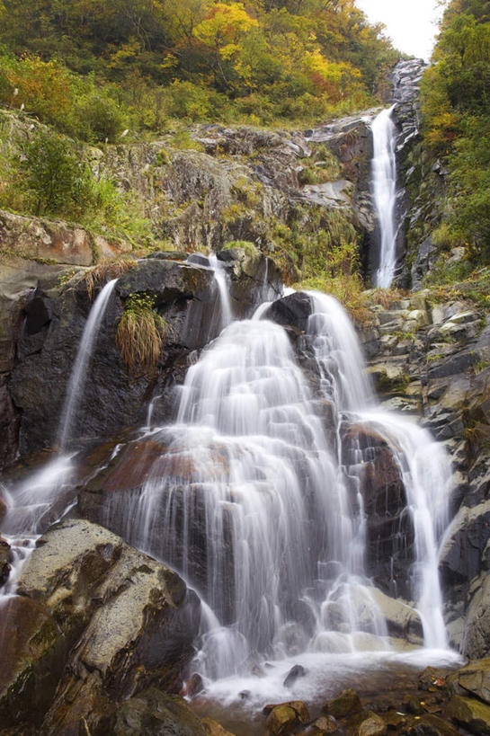 无人,竖图,室外,白天,仰视,旅游,度假,美景,瀑布,秋季,山,树林,水,植物,日本,亚洲,许多,阴影,飞溅,朦胧,模糊,溅,光线,液体,影子,景观,山峰,水滴,悬崖,云,云朵,山峦,云彩,娱乐,水珠,树,树木,蓝色,绿色,白云,蓝天,天空,阳光,自然,天,享受,休闲,景色,放松,生长,晴朗,成长,喷洒,自然风光,东亚,本州,本州岛,日本国,中部地方,福井,福井县,绝壁,跌水,晴空,秋,秋天,彩图,低角度拍摄