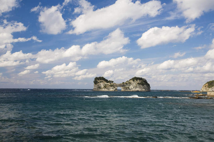 无人,横图,室外,白天,正面,旅游,度假,海浪,海洋,石头,美景,轮船,船,日本,亚洲,石子,景观,浪花,水平线,云,云朵,辽阔,海平线,云彩,娱乐,蓝色,白云,蓝天,天空,自然,海水,交通工具,天,享受,休闲,广阔,景色,放松,晴朗,一望无际,自然风光,载具,海景,东亚,本州,本州岛,日本国,近畿地方,近畿,和歌山,和歌山县,无边无际,一马平川,大海,风浪,海,海水的波动,近岸浪,石块,岩石,涌浪,晴空,彩图,水天相接,水天一线