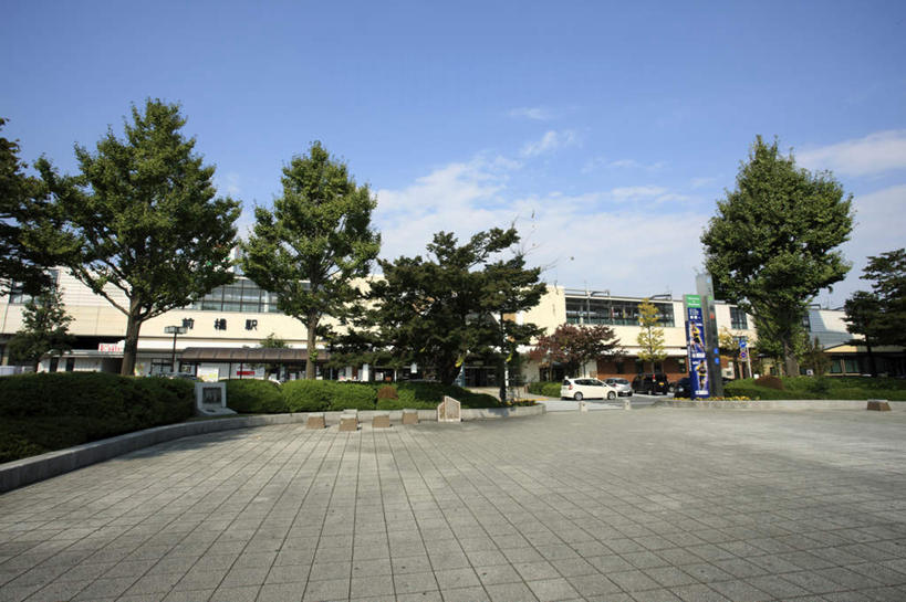 无人,家,横图,室外,白天,仰视,旅游,度假,美景,树林,植物,道路,路,路灯,公路,汽车,照明,日本,亚洲,许多,阴影,光线,日文,标志,文字,影子,字符,房屋,屋子,景观,云,云朵,灯光,交通,云彩,娱乐,标识,楼房,住宅,车,灯,树,树木,蓝色,绿色,白云,蓝天,天空,阳光,自然,交通工具,轿车,天,享受,休闲,景色,放松,生长,晴朗,成长,照亮,照明设备,自然风光,载具,东亚,本州,关东地方,本州岛,日本国,群马,群马县,日语,晴空,马路,彩图,低角度拍摄,房子