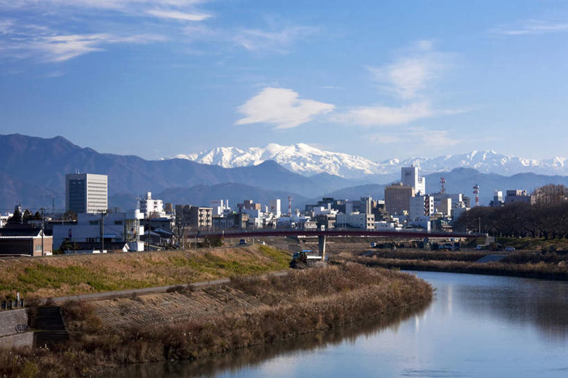 无人,高楼大厦,横图,室外,白天,正面,度假,河流,石头,美景,山,山脉,树林,水,植物,楼梯,城市风光,城市,大厦,建筑,摩天大楼,日本,亚洲,许多,阴影,光线,石子,影子,阶梯,河水,景观,山峰,水流,云,云朵,桥,山峦,云彩,娱乐,建设,石桥,拱桥,台阶,栈桥,树,树木,蓝色,绿色,白云,蓝天,天空,阳光,自然,群山,天,享受,休闲,景色,放松,拱形,生长,晴朗,成长,人行桥,石拱桥,自然风光,东亚,本州,本州岛,日本国,中部地方,福井,福井县,石块,晴空,彩图,大楼,高层建筑,高楼,摩天楼