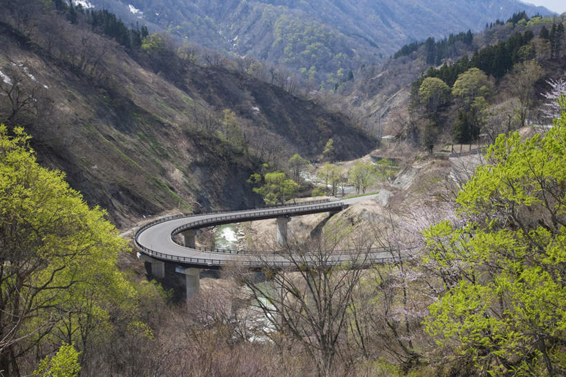 无人,横图,俯视,室外,白天,旅游,度假,草地,河流,美景,山,山脉,树林,水,峡谷,雪,植物,大雪,大桥,立交桥,桥梁,长野县,日本,亚洲,许多,河水,积雪,景观,山峰,水流,雪景,冬季,冬天,高架,斜拉桥,桥,山峦,娱乐,草,树,树木,绿色,自然,群山,享受,休闲,景色,放松,寒冷,生长,成长,自然风光,东亚,本州,本州岛,日本国,中部地方,长野,严寒,彩图,高角度拍摄