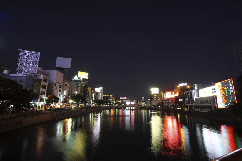 无人,高楼大厦,横图,室外,夜晚,仰视,度假,河流,美景,树林,水,植物,城市风光,城市,大厦,建筑,摩天大楼,福冈县,日本,亚洲,许多,阴影,光线,日文,标志,文字,影子,字符,河水,景观,水流,灯光,娱乐,标识,建设,树,树木,蓝色,绿色,蓝天,天空,自然,天,享受,休闲,景色,放松,生长,成长,自然风光,东亚,福冈,日本国,九州本岛,九州,九州岛,九州地方,日语,彩图,低角度拍摄,大楼,高层建筑,高楼,摩天楼