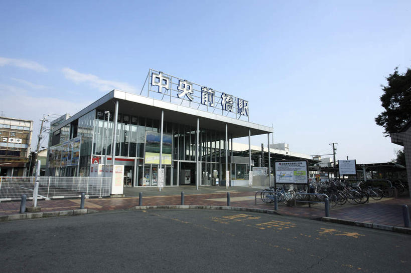 无人,家,停车场,栏杆,横图,室外,白天,仰视,度假,美景,树林,植物,城市风光,城市,道路,路,公路,自行车,日本,亚洲,许多,日文,标志,文字,字符,房屋,屋子,景观,围栏,交通,娱乐,标识,护栏,楼房,住宅,车,脚踏车,树,树木,蓝色,蓝天,天空,交通工具,天,享受,休闲,景色,放松,生长,晴朗,成长,载具,东亚,本州,万里无云,关东地方,本州岛,日本国,群马,群马县,日语,晴空,晴空万里,马路,彩图,低角度拍摄,房子,泊车场