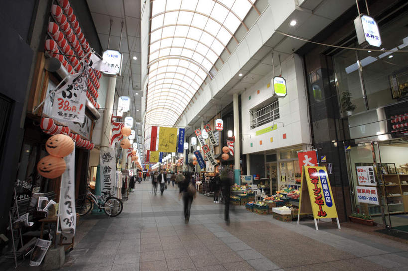 东方人,商店,走,横图,室内,白天,仰视,购物,度假,消费,美景,城市风光,超市,城市,照明,福冈县,日本,亚洲,行人,朦胧,模糊,日文,标志,文字,字符,房屋,屋子,景观,灯光,许多人,黄种人,娱乐,标识,楼房,顶灯,灯,灯具,一群人,享受,休闲,景色,放松,金融,百货,照亮,照明设备,选购,贸易,百货公司,东亚,福冈,日本国,九州本岛,九州,九州岛,九州地方,日语,血拼,亚洲人,超级市场,大卖场,步行,散步,走路,彩图,低角度拍摄,全身,房子,购物商场,购物中心,商业中心