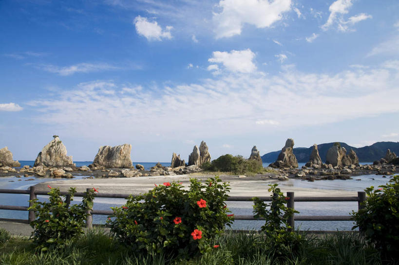 无人,栏杆,横图,室外,白天,仰视,旅游,度假,海浪,海洋,花海,花圃,美景,沙滩,山,山脉,树林,植物,杜鹃花,叶子,日本,亚洲,许多,盛开,沙子,海岸,景观,浪花,山峰,云,云朵,围栏,杜鹃,绿叶,沙地,山峦,花蕾,云彩,娱乐,护栏,花,花瓣,花朵,花卉,鲜花,树,树木,蓝色,绿色,白云,蓝天,天空,自然,海水,花丛,花田,群山,天,花苞,花蕊,享受,休闲,嫩叶,景色,放松,生长,晴朗,成长,喜悦,克制,自然风光,海景,东亚,本州,本州岛,日本国,近畿地方,近畿,红杜鹃,满山红,清明花,清时,山踯躅,红踯躅,和歌山,和歌山县,节制,欣喜,山石榴,映山红,叶,叶片,大海,风浪,海,海水的波动,海滩,近岸浪,涌浪,晴空,彩图,低角度拍摄