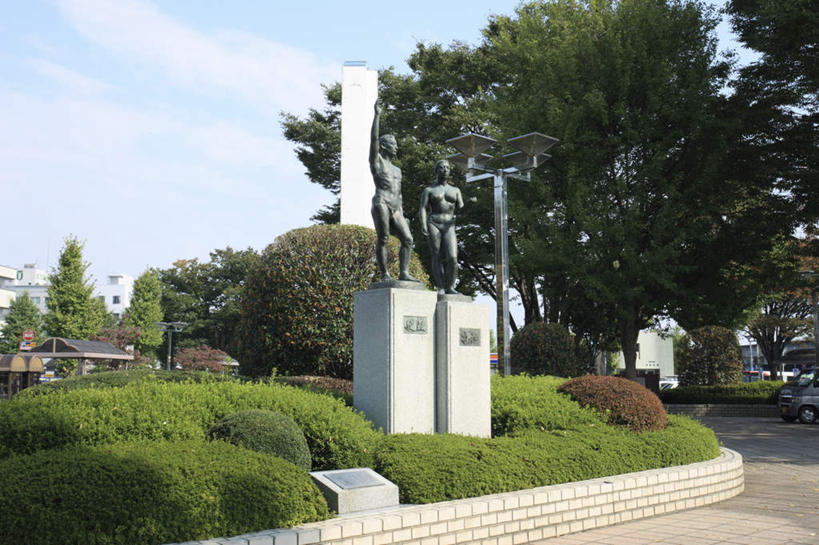 无人,横图,室外,白天,仰视,旅游,度假,美景,树林,植物,道路,路,路灯,汽车,照明,雕塑,日本,亚洲,许多,艺术,装饰,雕刻,雕像,景观,云,云朵,小路,灯光,交通,云彩,娱乐,铜像,车,灯,树,树木,蓝色,绿色,白云,蓝天,天空,自然,工艺品,交通工具,轿车,天,享受,休闲,景色,放松,生长,晴朗,成长,纪念,照亮,美术,照明设备,自然风光,载具,主题,陈列,东亚,本州,关东地方,本州岛,日本国,群马,群马县,功能,美学,晴空,彩图,低角度拍摄