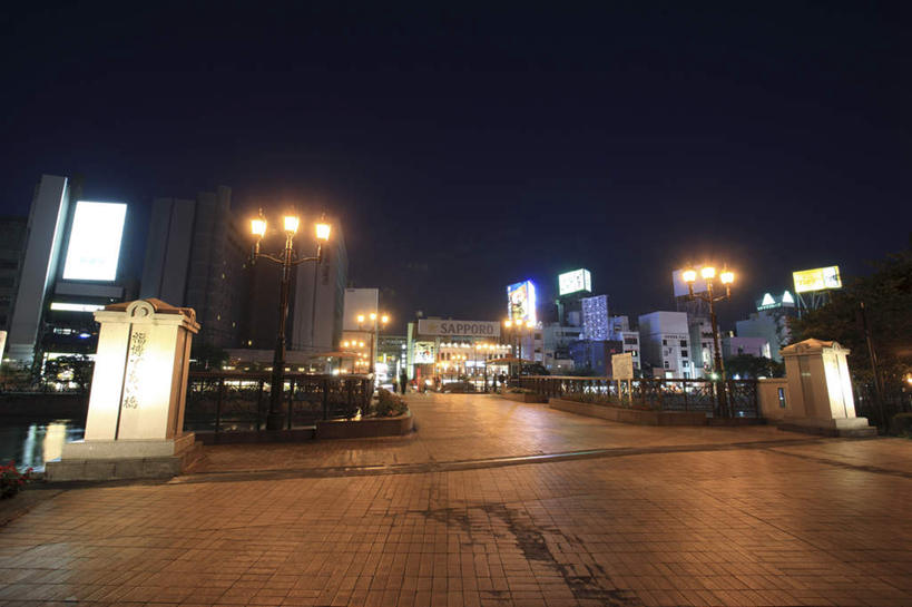 无人,高楼大厦,横图,全景,室外,夜晚,仰视,度假,河流,美景,水,天际线,城市风光,城市,大厦,建筑,路灯,摩天大楼,照明,福冈县,日本,亚洲,阴影,朦胧,模糊,光线,木板,影子,河水,景观,水流,桥,灯光,木桥,娱乐,建设,栈桥,灯,天空,天,享受,休闲,景色,放松,人行桥,木板桥,照亮,照明设备,东亚,福冈,日本国,九州本岛,九州,九州岛,九州地方,彩图,低角度拍摄,大楼,高层建筑,高楼,摩天楼