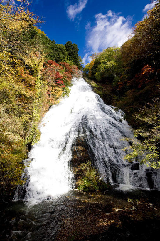 无人,竖图,室外,白天,仰视,旅游,度假,河流,石头,美景,瀑布,秋季,山,山脉,树林,水,植物,日本,亚洲,许多,飞溅,溅,石子,液体,河水,景观,山峰,水滴,水流,云,云朵,山峦,云彩,娱乐,水珠,树,树木,蓝色,绿色,白云,蓝天,天空,小溪,自然,群山,天,溪水,享受,休闲,景色,放松,生长,晴朗,成长,喷洒,自然风光,东亚,本州,关东地方,本州岛,日本国,栃木,栃木县,跌水,石块,岩石,晴空,秋,秋天,彩图,低角度拍摄