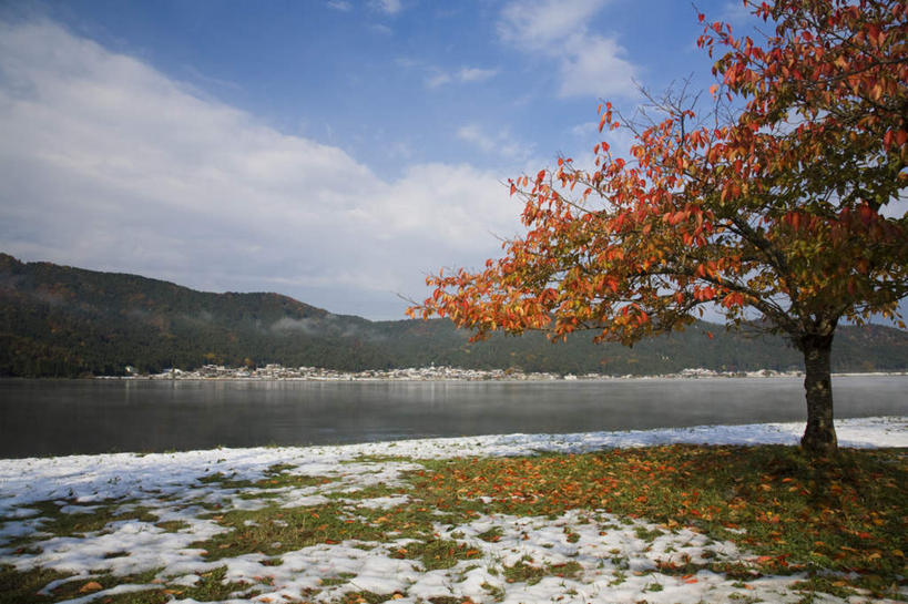 无人,家,横图,室外,白天,正面,旅游,度假,河流,美景,山,山脉,树林,水,雪,植物,大雪,叶子,日本,亚洲,许多,房屋,屋子,河水,积雪,景观,山峰,水流,雪景,云,云朵,冬季,冬天,枫叶,枯叶,落叶,山峦,云彩,娱乐,楼房,住宅,树,树木,黄色,红色,蓝色,绿色,白云,蓝天,天空,自然,群山,天,享受,休闲,景色,放松,寒冷,生长,晴朗,成长,枫树叶,自然风光,东亚,本州,本州岛,日本国,近畿地方,近畿,滋贺,滋贺县,严寒,叶,叶片,晴空,彩图,房子