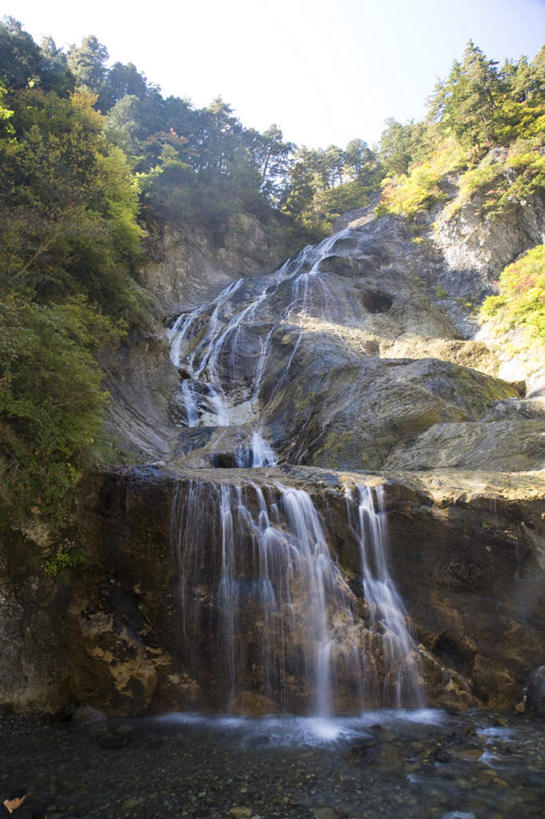 无人,竖图,室外,白天,仰视,旅游,度假,河流,石头,美景,瀑布,秋季,山,山脉,树林,水,植物,日本,亚洲,许多,阴影,飞溅,溅,光线,石子,液体,影子,河水,景观,山峰,水滴,水流,山峦,娱乐,水珠,树,树木,蓝色,绿色,蓝天,天空,小溪,阳光,自然,群山,天,溪水,享受,休闲,景色,放松,生长,晴朗,成长,喷洒,自然风光,东亚,本州,万里无云,本州岛,日本国,石川,石川县,中部地方,跌水,石块,岩石,晴空,晴空万里,秋,秋天,彩图,低角度拍摄