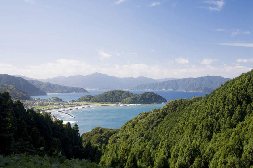 无人,高楼大厦,横图,俯视,室外,白天,旅游,度假,海浪,海洋,美景,山,山脉,树林,植物,城市风光,城市,大厦,建筑,摩天大楼,日本,亚洲,许多,景观,浪花,山峰,云,云朵,山峦,云彩,娱乐,建设,树,树木,蓝色,绿色,白云,蓝天,天空,自然,海水,群山,天,享受,休闲,景色,放松,生长,晴朗,成长,自然风光,海景,东亚,本州,本州岛,日本国,中部地方,福井,福井县,大海,风浪,海,海水的波动,近岸浪,涌浪,晴空,彩图,高角度拍摄,大楼,高层建筑,高楼,摩天楼