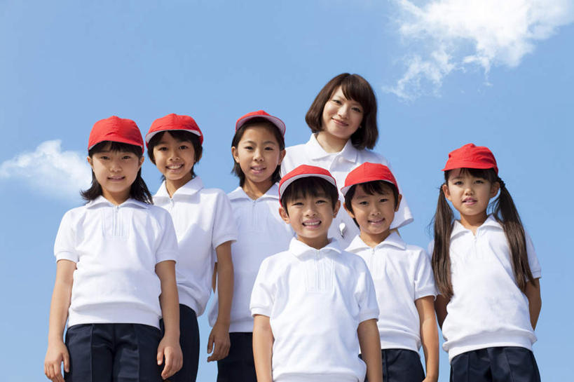 东方人,伙伴,朋友,学生,教师,站,笑,微笑,露齿笑,横图,室外,白天,仰视,友谊,纯洁,帽子,亚洲,一排,许多,服装,整齐,云,云朵,许多人,云彩,注视,休闲装,黄种人,运动帽,排列,衣服,红色,蓝色,白色,白云,蓝天,天空,天,观察,看,站着,一群人,休闲,同学,休闲服,鸭舌帽,可爱,童年,童趣,服饰,晴朗,观看,察看,校友,队列,关注,童真,烂漫,无邪,同窗,学友,天真,友情,男孩,男人,男性,年轻女性,女孩,女人,女性,亚洲人,讲师,教授,老师,晴空,站立,半身,彩图,低角度拍摄