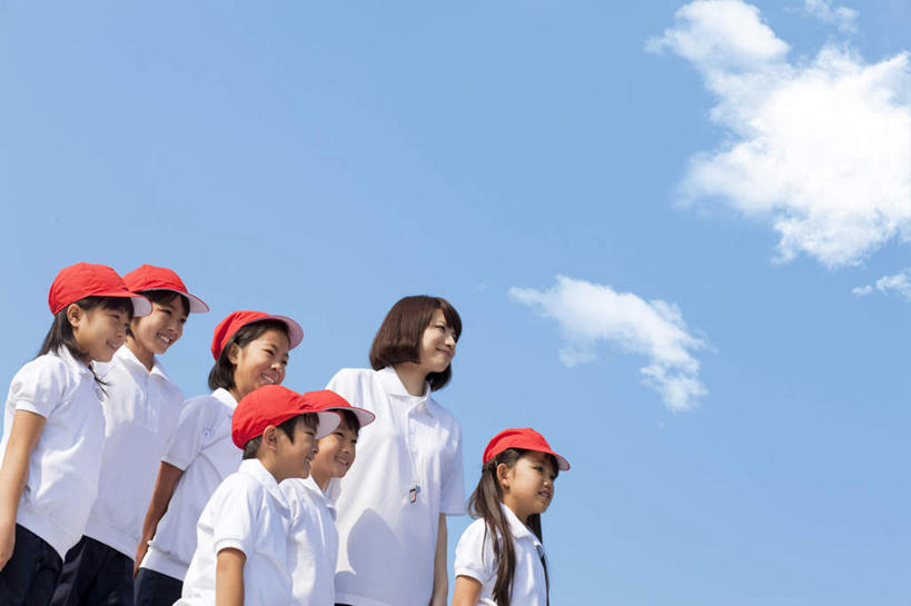 东方人,伙伴,朋友,学生,教师,站,笑,微笑,露齿笑,横图,室外,白天,仰视,友谊,帽子,亚洲,许多,阴影,服装,光线,影子,云,云朵,许多人,云彩,注视,休闲装,黄种人,运动帽,衣服,红色,蓝色,白色,白云,蓝天,天空,阳光,天,观察,看,站着,一群人,休闲,同学,休闲服,鸭舌帽,服饰,晴朗,观看,察看,校友,关注,同窗,学友,友情,男孩,男人,男性,年轻女性,女孩,女人,女性,亚洲人,讲师,教授,老师,晴空,站立,半身,彩图,低角度拍摄