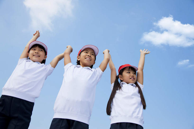 东方人,儿童,三个人,伙伴,朋友,站,举,握手,笑,微笑,露齿笑,横图,室外,白天,仰视,友谊,纯洁,帽子,亚洲,阴影,服装,光线,影子,云,云朵,云彩,注视,休闲装,黄种人,运动帽,小孩,衣服,红色,蓝色,白色,白云,蓝天,天空,阳光,天,观察,看,托,站着,休闲,同学,休闲服,鸭舌帽,可爱,童年,童趣,服饰,晴朗,观看,察看,校友,关注,童真,烂漫,无邪,同窗,学友,三顶,天真,友情,男孩,男人,男性,女孩,女人,女性,亚洲人,晴空,举起,举手,举着,拉手,手拉手,手握手,向上举,向上伸,向上托,站立,半身,彩图,低角度拍摄,男生,女生