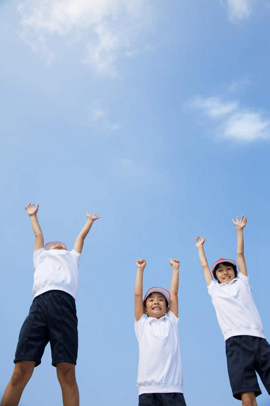 东方人,儿童,手,三个人,伙伴,朋友,跳,举,笑,微笑,露齿笑,竖图,室外,白天,仰视,友谊,纯洁,亚洲,阴影,短裤,服装,光线,影子,云,云朵,半空,云彩,休闲装,黄种人,小孩,衣服,蓝色,白色,黑色,白云,蓝天,天空,阳光,天,托,休闲,同学,手部,休闲服,可爱,童年,童趣,服饰,晴朗,校友,童真,烂漫,无邪,同窗,学友,天真,友情,男孩,男人,男性,女孩,女人,女性,亚洲人,晴空,举起,举手,举着,抬头,跳跃,向上举,向上伸,向上托,仰头,半身,彩图,低角度拍摄,男生,女生