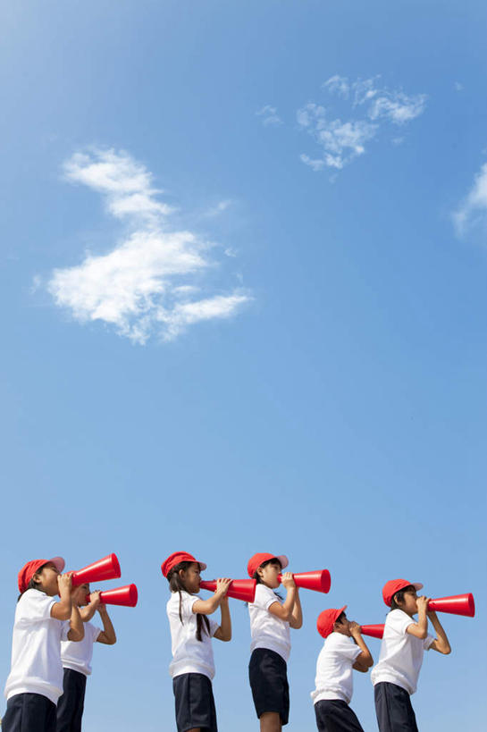 东方人,儿童,伙伴,朋友,站,竖图,室外,白天,仰视,友谊,纯洁,帽子,亚洲,许多,阴影,短裤,服装,光线,影子,云,云朵,许多人,拿,云彩,拿着,注视,休闲装,黄种人,喇叭,运动帽,小孩,衣服,红色,蓝色,白色,黑色,白云,蓝天,天空,阳光,天,吹,观察,看,站着,一群人,休闲,同学,休闲服,鸭舌帽,可爱,童年,童趣,服饰,晴朗,观看,察看,校友,关注,扩音器,童真,烂漫,无邪,同窗,学友,天真,友情,男孩,男人,男性,女孩,女人,女性,亚洲人,晴空,站立,半身,彩图,低角度拍摄,男生,女生