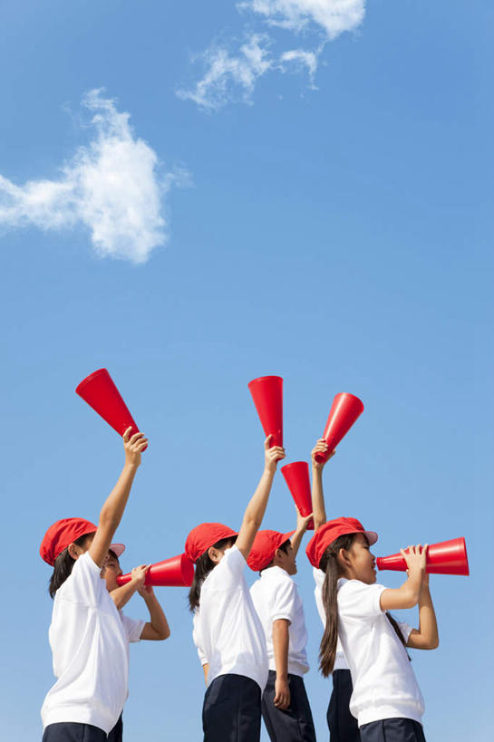 东方人,儿童,手,伙伴,朋友,站,举,竖图,室外,白天,仰视,友谊,纯洁,帽子,亚洲,五个人,许多,阴影,短裤,服装,光线,影子,云,云朵,许多人,拿,云彩,拿着,注视,休闲装,黄种人,喇叭,运动帽,小孩,衣服,红色,蓝色,白色,黑色,白云,蓝天,天空,阳光,天,吹,观察,看,托,站着,一群人,休闲,同学,手部,休闲服,鸭舌帽,可爱,童年,童趣,服饰,晴朗,观看,察看,校友,关注,扩音器,童真,烂漫,无邪,同窗,学友,天真,友情,男孩,男人,男性,女孩,女人,女性,亚洲人,晴空,举起,举手,举着,向上举,向上伸,向上托,站立,半身,彩图,低角度拍摄,男生,女生