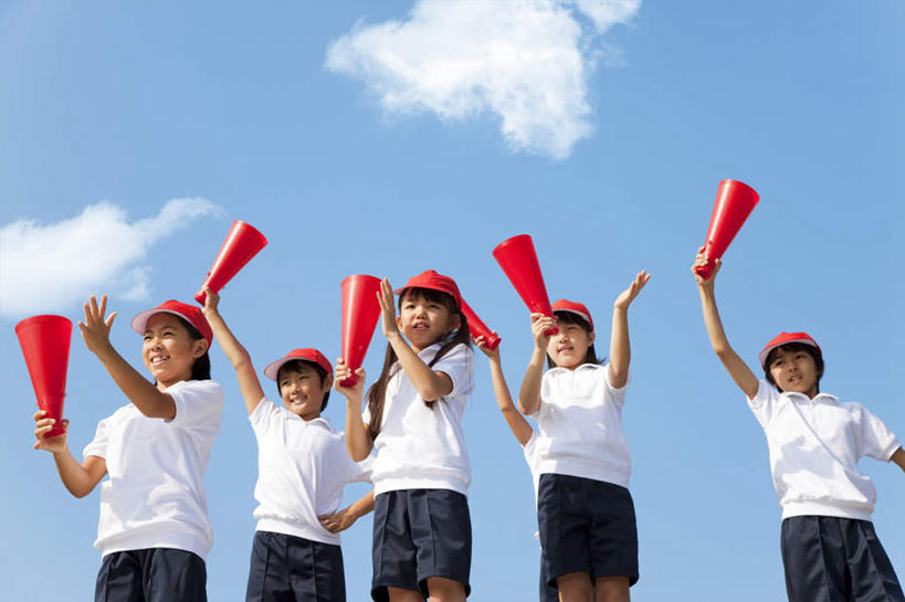 东方人,儿童,手,站,举,横图,室外,白天,仰视,纯洁,帽子,亚洲,五个人,许多,阴影,短裤,服装,光线,影子,云,云朵,许多人,拿,云彩,拿着,注视,休闲装,黄种人,喇叭,运动帽,小孩,衣服,红色,蓝色,白色,黑色,白云,蓝天,天空,阳光,天,吹,观察,看,托,站着,一群人,休闲,手部,休闲服,鸭舌帽,可爱,童年,童趣,服饰,晴朗,观看,察看,关注,扩音器,童真,烂漫,无邪,天真,男孩,男人,男性,女孩,女人,女性,亚洲人,晴空,举起,举手,举着,向上举,向上伸,向上托,站立,半身,彩图,低角度拍摄,男生,女生