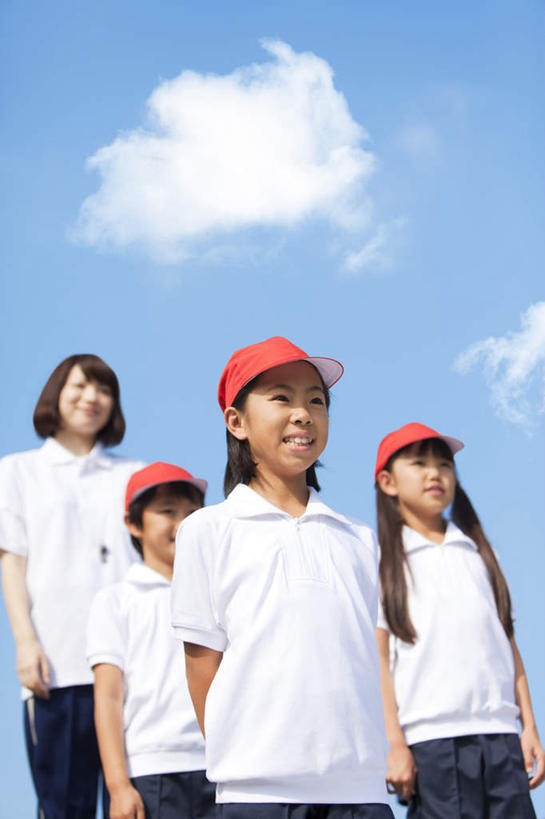 东方人,儿童,四个人,伙伴,朋友,学生,教师,站,笑,微笑,露齿笑,竖图,室外,白天,仰视,友谊,纯洁,帽子,亚洲,一排,阴影,服装,整齐,光线,影子,云,云朵,云彩,注视,休闲装,黄种人,运动帽,排列,小孩,衣服,红色,蓝色,白色,白云,蓝天,天空,阳光,天,观察,看,站着,休闲,同学,休闲服,鸭舌帽,可爱,童年,童趣,服饰,晴朗,观看,察看,校友,队列,关注,童真,烂漫,无邪,同窗,学友,三顶,天真,友情,男孩,男人,男性,年轻女性,女孩,女人,女性,亚洲人,讲师,教授,老师,晴空,站立,半身,彩图,低角度拍摄,男生,女生