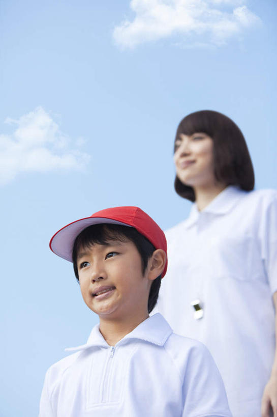 东方人,儿童,两个人,学生,教师,站,笑,微笑,露齿笑,竖图,室外,白天,仰视,纯洁,帽子,亚洲,阴影,服装,光线,影子,云,云朵,云彩,注视,休闲装,黄种人,运动帽,小孩,衣服,红色,蓝色,白色,白云,蓝天,天空,阳光,天,观察,看,站着,休闲,休闲服,鸭舌帽,可爱,童年,童趣,服饰,晴朗,观看,察看,关注,童真,烂漫,无邪,一顶,天真,男孩,男人,男性,年轻女性,女人,女性,亚洲人,讲师,教授,老师,晴空,站立,半身,彩图,低角度拍摄,男生,女生