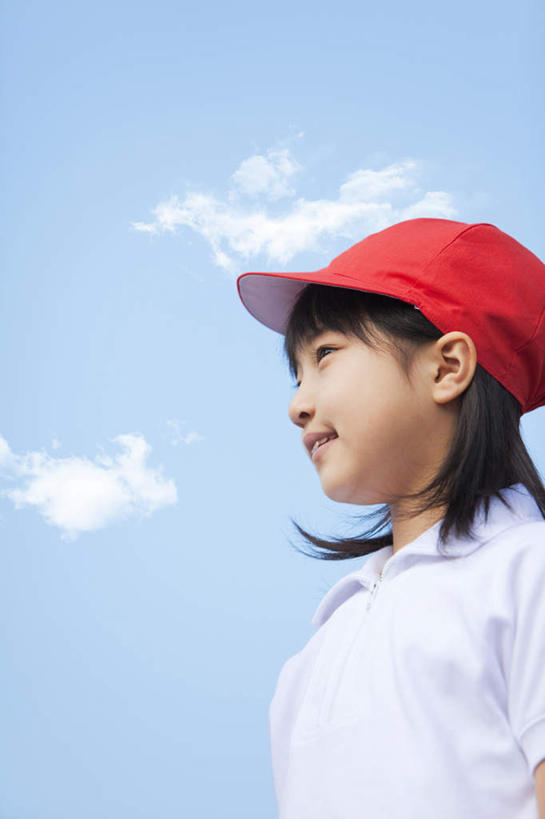 东方人,儿童,脸,头,脸颊,一个人,站,笑,微笑,露齿笑,竖图,室外,特写,白天,仰视,纯洁,帽子,亚洲,仅一个女性,仅一个人,阴影,服装,光线,影子,云,云朵,云彩,注视,休闲装,黄种人,运动帽,肩膀,小孩,衣服,红色,蓝色,白色,白云,蓝天,天空,阳光,天,观察,看,站着,仅一个小孩,休闲,休闲服,鸭舌帽,可爱,童年,童趣,服饰,晴朗,观看,察看,关注,童真,烂漫,无邪,一顶,天真,女孩,女人,女性,亚洲人,孩子,头部,脸部,脸蛋,面部,晴空,站立,半身,彩图,低角度拍摄,女生