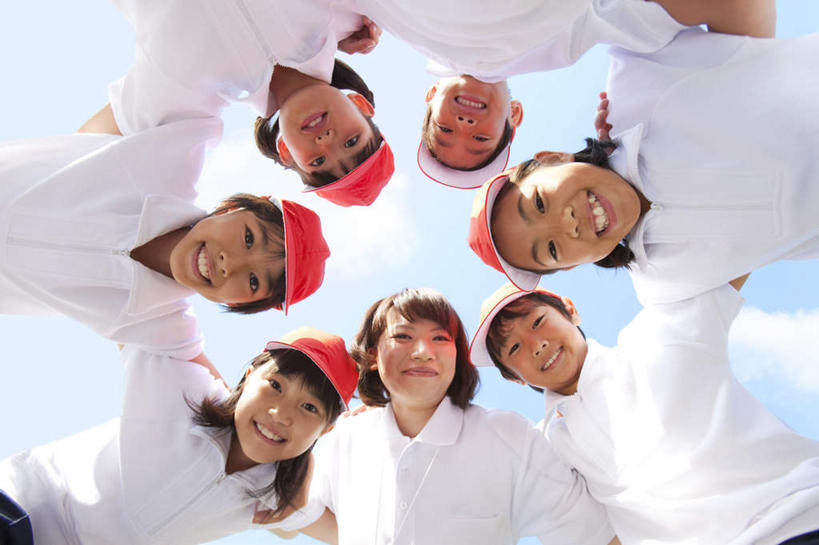 东方人,伙伴,朋友,学生,教师,站,抱,笑,微笑,露齿笑,横图,室外,白天,仰视,友谊,帽子,亚洲,一排,许多,弯腰,阴影,服装,整齐,围绕,光线,圆形,影子,云,云朵,许多人,云彩,注视,休闲装,黄种人,运动帽,排列,衣服,红色,蓝色,白色,白云,蓝天,天空,阳光,天,低头,观察,看,站着,一群人,休闲,同学,休闲服,鸭舌帽,服饰,晴朗,抱着,观看,察看,搂着,校友,队列,关注,环形,弯身,同窗,学友,友情,男孩,男人,男性,年轻女性,女孩,女人,女性,亚洲人,讲师,教授,老师,晴空,怀抱,搂,搂抱,相抱,拥抱,站立,半身,彩图,低角度拍摄