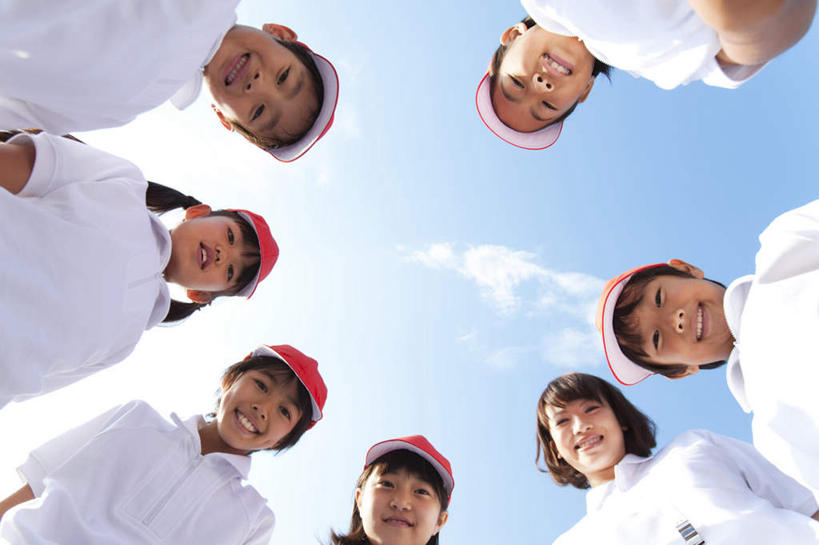 东方人,伙伴,朋友,学生,站,笑,微笑,露齿笑,横图,室外,白天,仰视,快乐,兴奋,友谊,骄傲,成功,胜利,帽子,亚洲,许多,阴影,服装,光线,影子,云,云朵,许多人,云彩,注视,休闲装,黄种人,运动帽,衣服,红色,蓝色,白色,白云,蓝天,天空,阳光,天,低头,观察,看,手势,站着,一群人,休闲,同学,休闲服,鸭舌帽,自信,服饰,晴朗,观看,察看,校友,关注,同窗,学友,友情,男孩,男人,男性,女孩,女人,女性,亚洲人,晴空,站立,半身,彩图,低角度拍摄,欢乐,开心