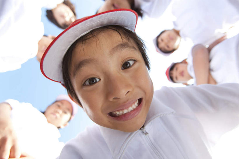 东方人,脸,头,脸颊,伙伴,朋友,学生,教师,站,笑,微笑,露齿笑,横图,室外,特写,白天,仰视,友谊,帽子,亚洲,许多,弯腰,阴影,服装,朦胧,模糊,光线,影子,云,云朵,许多人,云彩,注视,休闲装,黄种人,运动帽,衣服,红色,蓝色,白色,白云,蓝天,天空,阳光,天,低头,观察,看,站着,一群人,休闲,同学,休闲服,鸭舌帽,服饰,晴朗,观看,察看,校友,关注,弯身,同窗,学友,友情,男孩,男人,男性,年轻女性,女孩,女人,女性,亚洲人,头部,脸部,脸蛋,面部,讲师,教授,老师,晴空,站立,半身,彩图,低角度拍摄