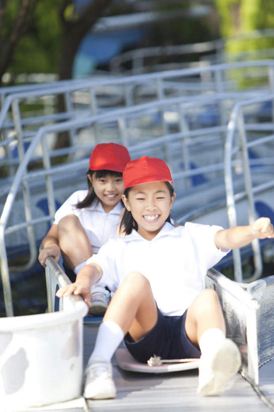 东方人,儿童,两个人,伙伴,朋友,栏杆,坐,笑,微笑,露齿笑,竖图,室外,白天,正面,游戏,友谊,纯洁,植物,帽子,亚洲,两顶,阴影,短裤,服装,朦胧,模糊,光线,影子,围栏,玩,注视,休闲装,黄种人,娱乐,运动帽,护栏,树,树木,小孩,衣服,红色,蓝色,绿色,白色,阳光,自然,扶,观察,看,休闲,同学,休闲服,滑滑梯,鸭舌帽,可爱,童年,童趣,服饰,生长,成长,滑板,观看,活动,察看,扶着,校友,发泄,关注,消遣,智力,童真,烂漫,无邪,宣泄,同窗,学友,天真,友情,女孩,女人,女性,亚洲人,玩耍,嬉戏,坐着,彩图,全身,女生