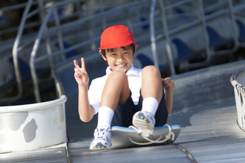 东方人,儿童,一个人,坐,笑,微笑,露齿笑,横图,室外,白天,正面,游戏,快乐,兴奋,纯洁,骄傲,成功,胜利,帽子,亚洲,仅一个男性,仅一个人,阴影,短裤,服装,朦胧,模糊,光线,影子,玩,注视,休闲装,黄种人,娱乐,运动帽,小孩,衣服,红色,白色,黑色,阳光,观察,看,手势,仅一个小孩,休闲,休闲服,滑滑梯,鸭舌帽,可爱,童年,童趣,自信,服饰,滑板,观看,活动,察看,发泄,关注,消遣,智力,童真,烂漫,无邪,宣泄,一顶,天真,男孩,男人,男性,亚洲人,孩子,玩耍,嬉戏,坐着,彩图,全身,欢乐,开心,男生