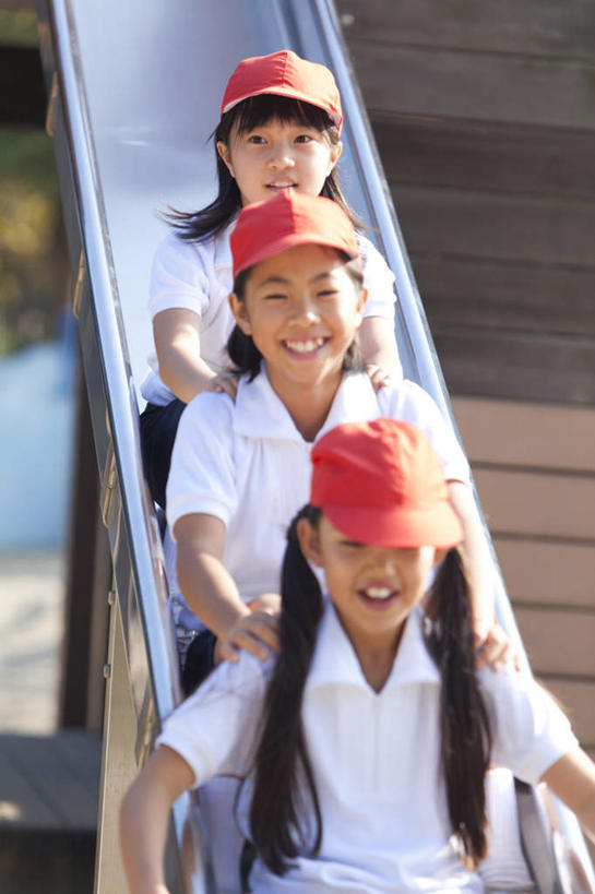 东方人,儿童,三个人,伙伴,朋友,坐,笑,微笑,露齿笑,竖图,室外,白天,正面,游戏,友谊,纯洁,帽子,亚洲,阴影,服装,朦胧,模糊,光线,影子,玩,注视,休闲装,黄种人,娱乐,运动帽,小孩,衣服,红色,白色,阳光,扶,观察,看,休闲,同学,休闲服,滑滑梯,鸭舌帽,可爱,童年,童趣,服饰,观看,活动,察看,扶着,校友,发泄,关注,消遣,智力,童真,烂漫,无邪,宣泄,同窗,学友,三顶,天真,友情,女孩,女人,女性,亚洲人,玩耍,嬉戏,坐着,半身,彩图,女生