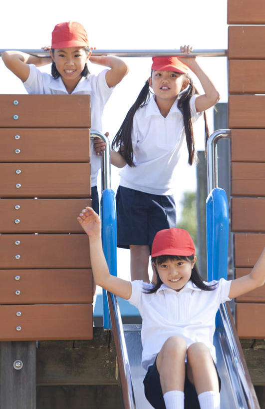 东方人,儿童,三个人,伙伴,朋友,站,坐,伸展双臂,笑,微笑,露齿笑,竖图,室外,白天,仰视,游戏,友谊,纯洁,帽子,金属制品,亚洲,握,阴影,服装,光线,金属,影子,玩,注视,休闲装,黄种人,娱乐,运动帽,小孩,衣服,红色,蓝色,白色,蓝天,天空,阳光,天,扶,观察,看,站着,休闲,同学,休闲服,滑滑梯,鸭舌帽,可爱,童年,童趣,握着,服饰,晴朗,观看,活动,察看,扶着,校友,发泄,关注,消遣,智力,童真,烂漫,无邪,万里无云,宣泄,同窗,学友,三顶,天真,友情,杆子,女孩,女人,女性,亚洲人,晴空,晴空万里,敞开双臂,伸开双臂,玩耍,嬉戏,展开双肩,站立,张开手臂,张开双臂,坐着,半身,彩图,低角度拍摄,女生