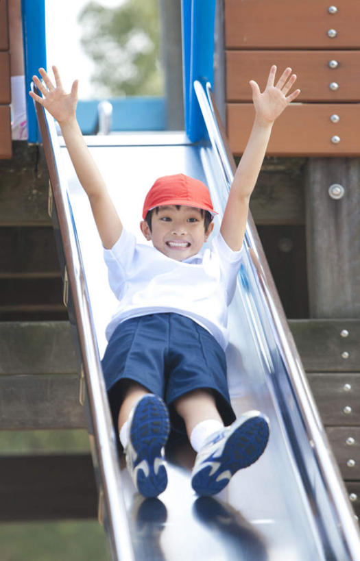 东方人,儿童,一个人,躺,伸展双臂,笑,微笑,露齿笑,竖图,室外,白天,仰视,游戏,纯洁,帽子,亚洲,仅一个男性,仅一个人,阴影,短裤,服装,光线,影子,玩,注视,休闲装,黄种人,娱乐,运动帽,小孩,衣服,红色,蓝色,白色,阳光,扶,观察,看,仅一个小孩,休闲,休闲服,滑滑梯,鸭舌帽,可爱,童年,童趣,服饰,观看,活动,察看,扶着,发泄,关注,消遣,智力,童真,烂漫,无邪,宣泄,一顶,卧着,天真,男孩,男人,男性,亚洲人,孩子,敞开双臂,伸开双臂,躺着,玩耍,卧,嬉戏,展开双肩,张开手臂,张开双臂,彩图,低角度拍摄,全身,男生