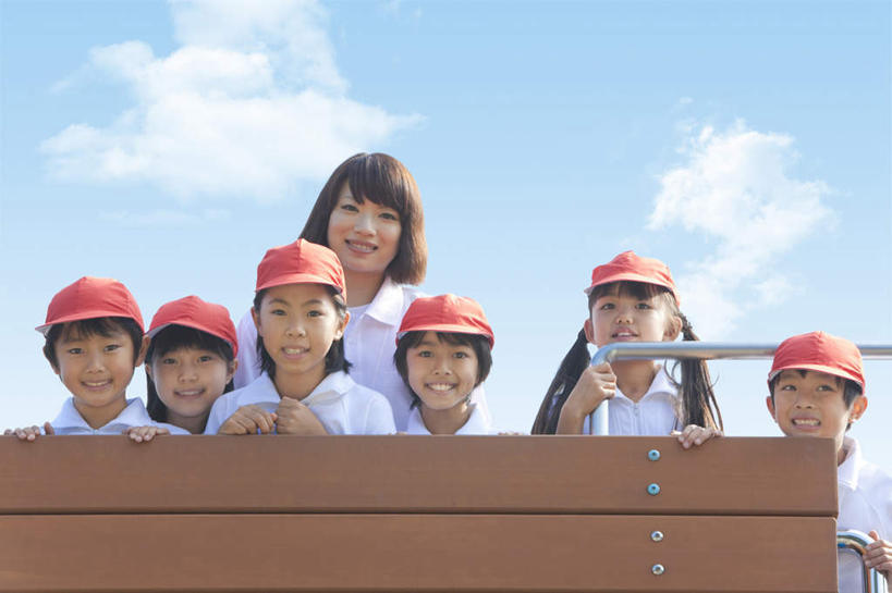东方人,儿童,伙伴,朋友,学生,教师,笑,微笑,露齿笑,横图,室外,白天,仰视,友谊,纯洁,帽子,亚洲,许多,服装,云,云朵,许多人,云彩,注视,休闲装,黄种人,运动帽,小孩,衣服,红色,蓝色,白色,白云,蓝天,天空,天,观察,看,趴着,一群人,休闲,同学,休闲服,鸭舌帽,可爱,童年,童趣,服饰,晴朗,观看,察看,攀登架,校友,关注,童真,烂漫,无邪,同窗,学友,天真,友情,男孩,男人,男性,年轻女性,女孩,女人,女性,亚洲人,讲师,教授,老师,晴空,趴,半身,彩图,低角度拍摄,男生,女生