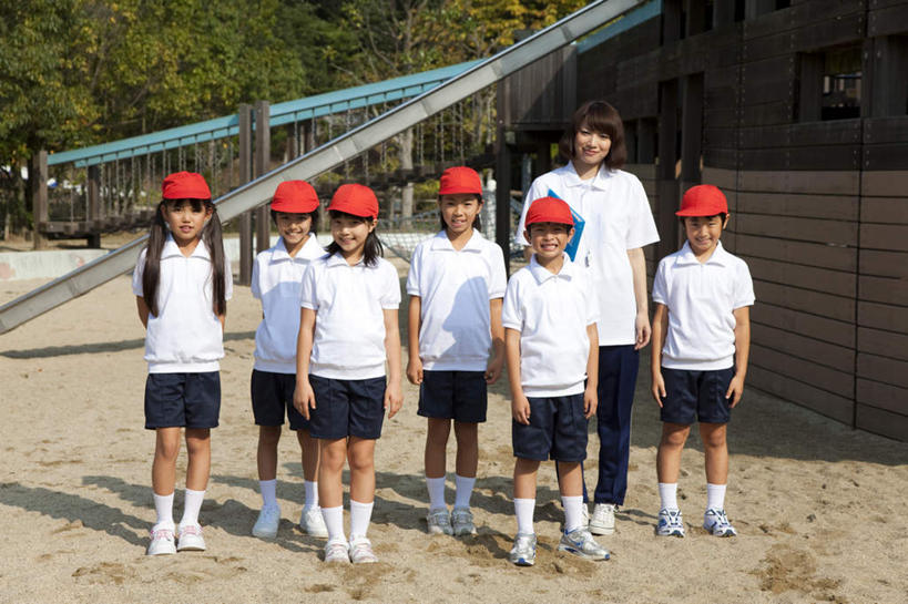 东方人,儿童,伙伴,朋友,学生,教师,站,笑,微笑,露齿笑,横图,室外,白天,正面,游戏,友谊,纯洁,树林,植物,帽子,亚洲,一排,许多,阴影,短裤,服装,整齐,光线,影子,许多人,玩,注视,休闲装,黄种人,娱乐,运动裤,运动帽,树,树木,排列,小孩,衣服,红色,蓝色,绿色,白色,阳光,自然,观察,看,站着,一群人,休闲,同学,休闲服,滑滑梯,鸭舌帽,可爱,童年,童趣,服饰,生长,成长,观看,活动,察看,校友,队列,发泄,关注,消遣,智力,童真,烂漫,无邪,宣泄,同窗,学友,天真,友情,男孩,男人,男性,年轻女性,女孩,女人,女性,亚洲人,讲师,教授,老师,玩耍,嬉戏,站立,彩图,全身,男生,女生