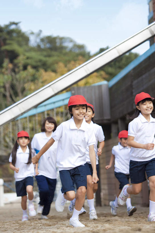 东方人,儿童,伙伴,朋友,学生,教师,跑,笑,微笑,露齿笑,竖图,室外,白天,正面,锻炼,游戏,友谊,纯洁,运动,树林,植物,帽子,亚洲,阴影,短裤,服装,朦胧,模糊,光线,影子,云,云朵,许多人,玩,云彩,注视,休闲装,黄种人,娱乐,运动裤,运动帽,树,树木,小孩,衣服,红色,蓝色,绿色,白色,白云,蓝天,天空,阳光,自然,天,观察,看,一群人,休闲,同学,休闲服,滑滑梯,鸭舌帽,可爱,童年,童趣,服饰,生长,晴朗,成长,观看,活动,察看,校友,发泄,关注,消遣,智力,童真,烂漫,无邪,宣泄,同窗,学友,五顶,体育,天真,友情,男孩,男人,男性,年轻女性,女孩,女人,女性,亚洲人,讲师,教授,老师,晴空,跑步,玩耍,嬉戏,半身,彩图,健身,男生,女生