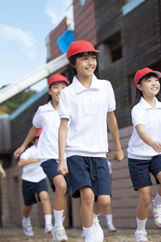 东方人,儿童,四个人,伙伴,朋友,学生,跑,笑,微笑,露齿笑,竖图,室外,白天,仰视,锻炼,游戏,友谊,纯洁,运动,帽子,亚洲,阴影,短裤,服装,朦胧,模糊,光线,影子,云,云朵,玩,云彩,注视,休闲装,黄种人,娱乐,运动裤,运动帽,小孩,衣服,红色,蓝色,白色,白云,蓝天,天空,阳光,天,观察,看,休闲,同学,休闲服,滑滑梯,鸭舌帽,可爱,童年,童趣,服饰,晴朗,观看,活动,察看,校友,发泄,关注,消遣,智力,童真,烂漫,无邪,宣泄,同窗,学友,三顶,体育,天真,友情,男孩,男人,男性,女孩,女人,女性,亚洲人,晴空,跑步,玩耍,嬉戏,半身,彩图,低角度拍摄,健身,男生,女生