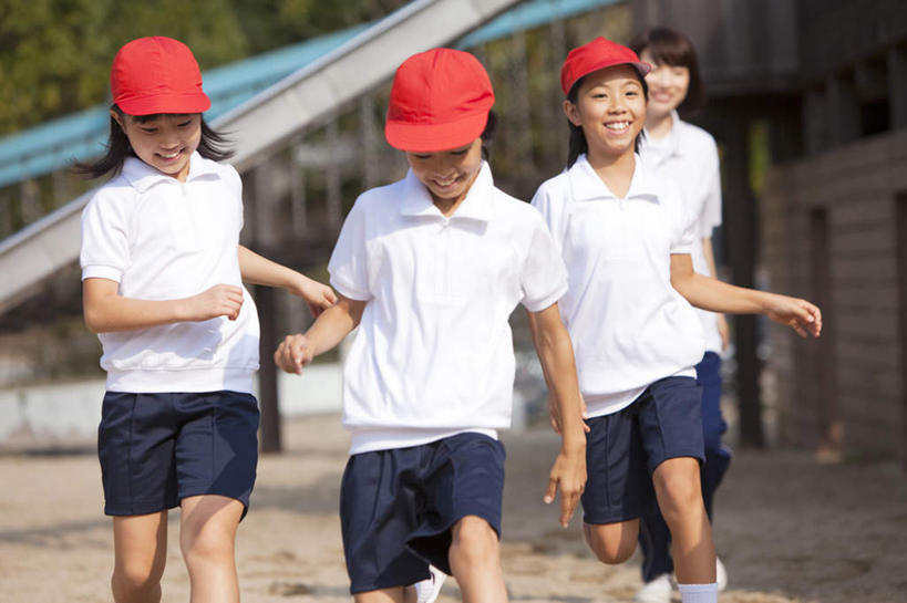 东方人,儿童,四个人,伙伴,朋友,学生,教师,跑,笑,微笑,露齿笑,横图,室外,白天,仰视,锻炼,游戏,友谊,纯洁,运动,植物,帽子,亚洲,阴影,短裤,服装,朦胧,模糊,光线,影子,玩,注视,休闲装,黄种人,娱乐,运动裤,运动帽,树,树木,小孩,衣服,红色,蓝色,绿色,白色,阳光,自然,观察,看,休闲,同学,休闲服,滑滑梯,鸭舌帽,可爱,童年,童趣,服饰,生长,成长,观看,活动,察看,校友,发泄,关注,消遣,智力,童真,烂漫,无邪,宣泄,同窗,学友,三顶,体育,天真,友情,男孩,男人,男性,年轻女性,女孩,女人,女性,亚洲人,讲师,教授,老师,跑步,玩耍,嬉戏,半身,彩图,低角度拍摄,健身,男生,女生