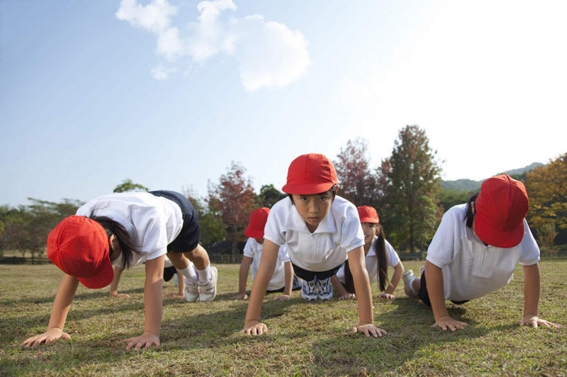东方人,儿童,伙伴,朋友,俯卧撑,横图,室外,白天,仰视,锻炼,友谊,纯洁,运动,草地,草坪,植物,帽子,亚洲,五个人,阴影,服装,光线,影子,云,云朵,许多人,云彩,注视,休闲装,黄种人,运动帽,草,树,树木,小孩,衣服,红色,蓝色,绿色,白色,白云,蓝天,天空,阳光,自然,天,低头,观察,看,趴着,一群人,休闲,同学,休闲服,鸭舌帽,可爱,童年,童趣,服饰,生长,晴朗,成长,观看,察看,校友,关注,童真,烂漫,无邪,同窗,学友,五顶,体育,天真,友情,男孩,男人,男性,女孩,女人,女性,亚洲人,晴空,趴,抬头,彩图,低角度拍摄,全身,健身,男生,女生