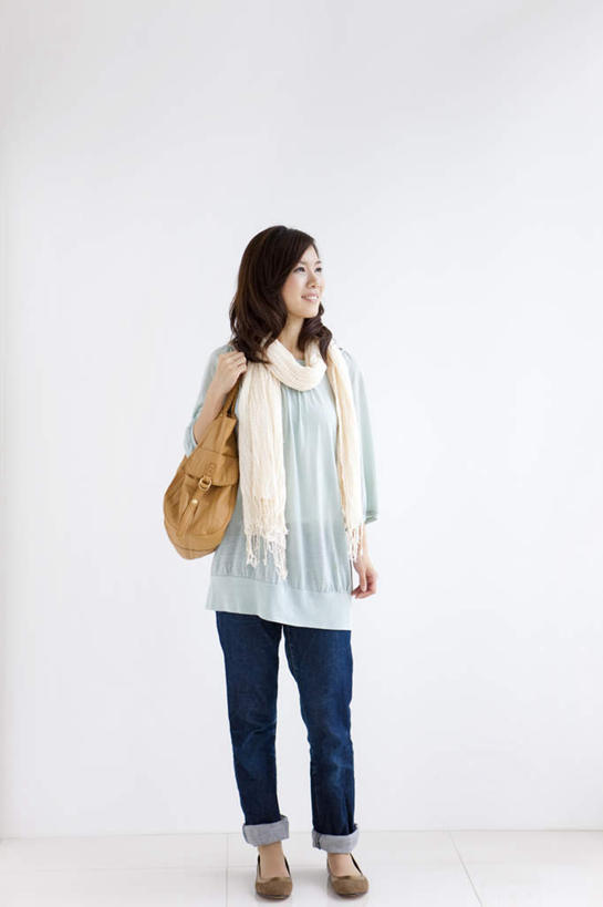 东方人,背,一个人,站,笑,微笑,露齿笑,竖图,室内,白天,白色背景,亚洲,仅一个年轻女性,仅一个女性,仅一个人,一条,服装,装饰,包,皮包,注视,休闲装,黄种人,衣服,黄色,白色,围巾,背着,观察,看,站着,休闲,温暖,休闲服,摄影,服饰,影棚,围脖,观看,保暖,华丽,单肩包,点缀,察看,御寒,关注,衬托,美观,雅致,雅观,年轻女性,女人,女性,亚洲人,站立,彩图,全身,影棚拍摄,拍摄