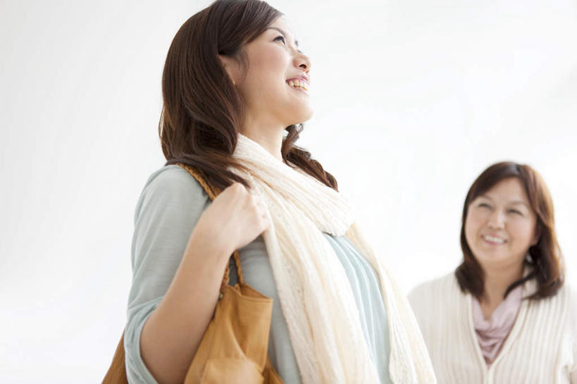 东方人,背,两个人,家庭,母亲,女儿,站,笑,微笑,露齿笑,横图,室内,白天,白色背景,仰视,亚洲,一条,服装,朦胧,模糊,装饰,包,皮包,注视,休闲装,黄种人,一个,衣服,黄色,白色,围巾,背着,观察,看,站着,休闲,温暖,温馨,母女,一家人,休闲服,母爱,摄影,服饰,影棚,单个,围脖,观看,保暖,华丽,单肩包,点缀,和睦,察看,御寒,关注,衬托,美观,雅致,雅观,年轻女性,女人,女性,中年女性,亚洲人,抬头,站立,半身,彩图,低角度拍摄,影棚拍摄,拍摄,融洽